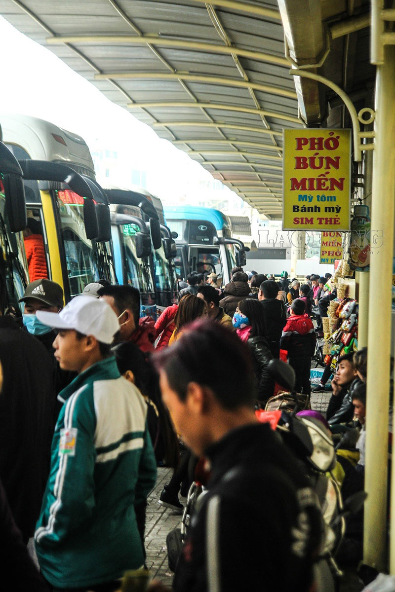 Người dân lỉnh kỉnh đồ, chen nhau lên xe về quê nghỉ Tết